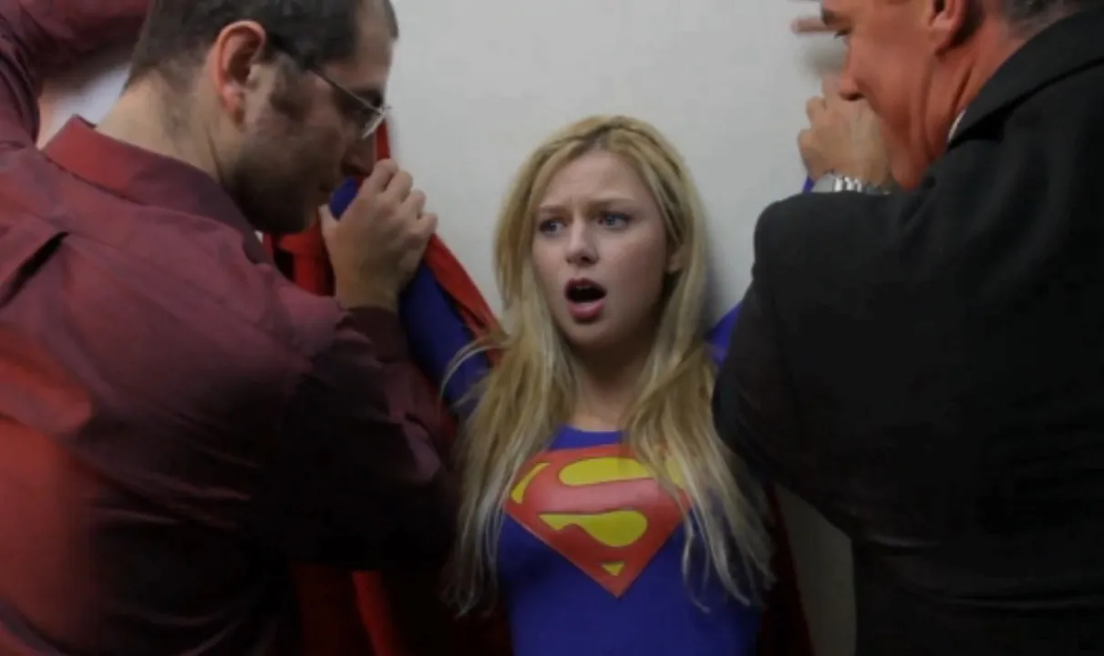 Supergirl gives a suck off for jimmy olsen XXX images